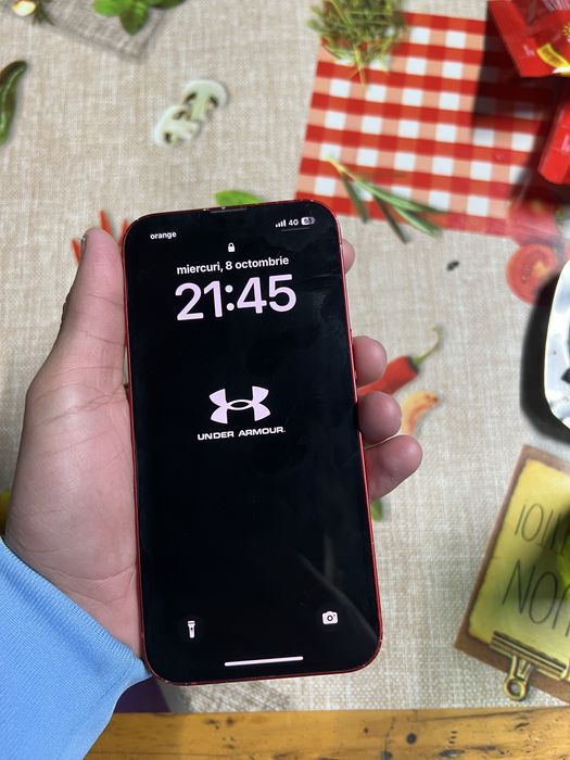vând IPhone 13 red