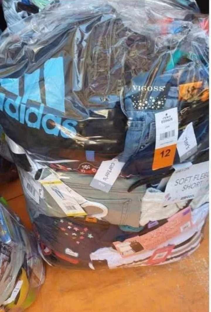 Saci cu haine, sortate pe mărimi.