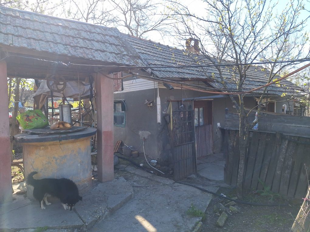 Casa de locuit si teren de vanzare