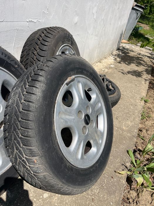 4 гуми за Fiat + 1 резерва гума с патерици, оригинални!