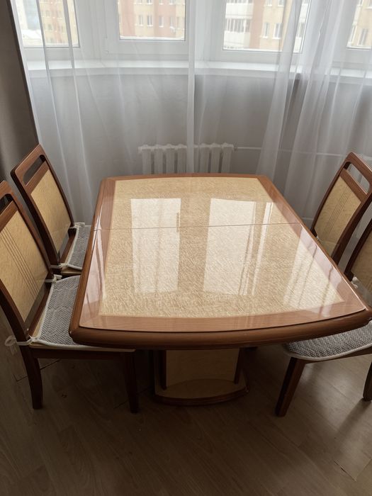 Продам обеденный стол с  шестью стульями .