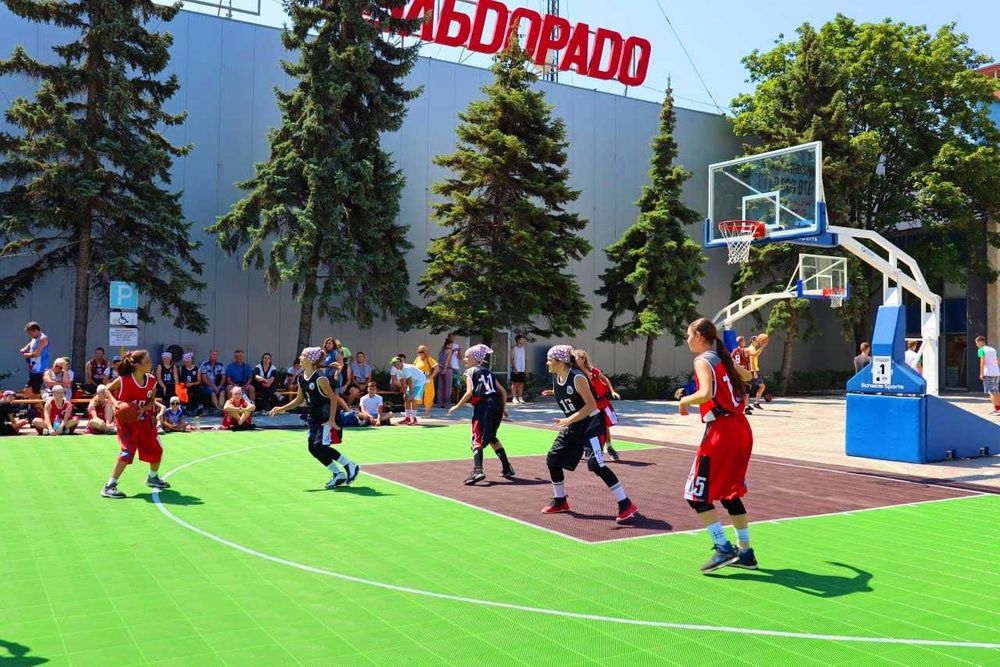 Напольное спортивное модульное покрытие решетчатой структуры