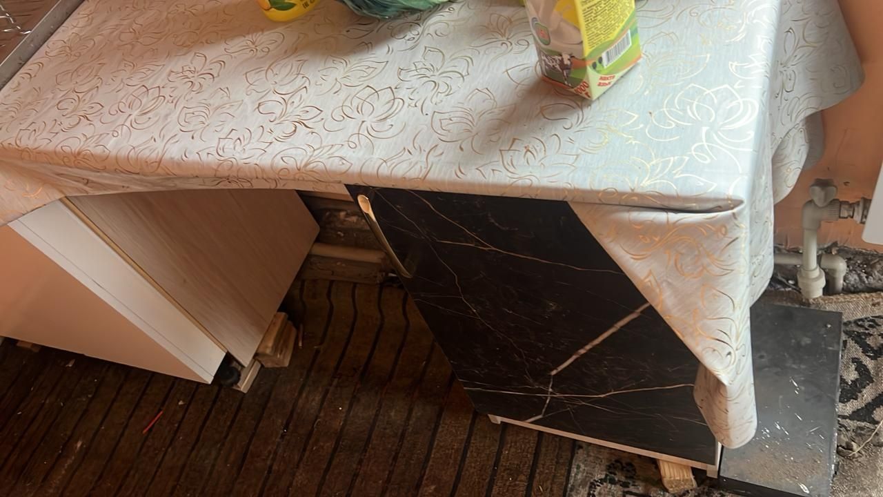 Тумба с мойкой и стол