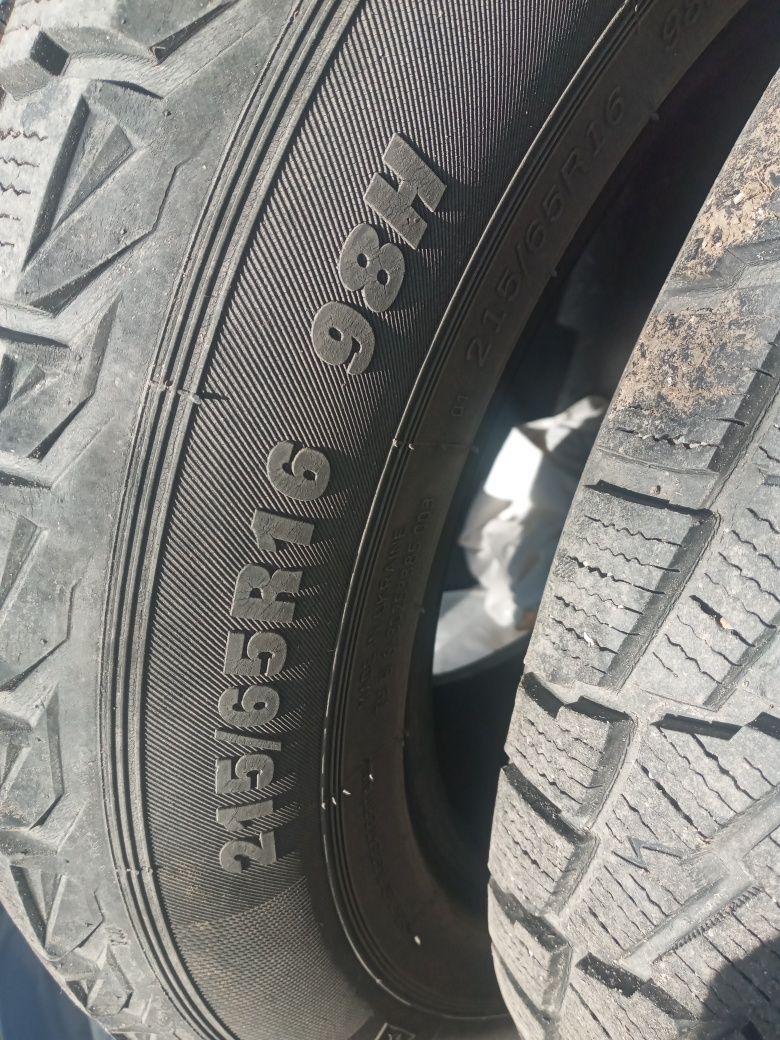 Продавам зимни гуми с размери 215/65 R16.