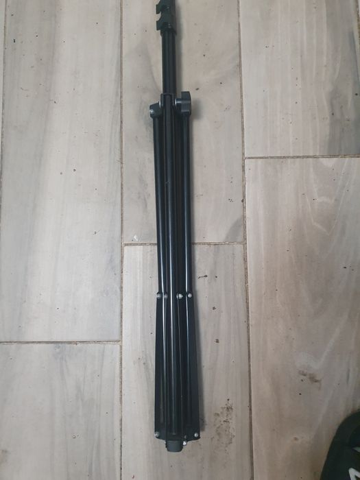 Vând trepied reglabil