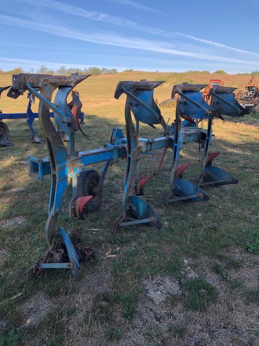 Plug reversibil cu 4 și 5 brazde