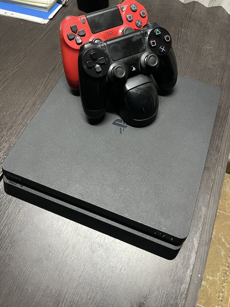 Ps4 все имеется HDMI шнур и 2 джостика оригинальные вместе идут