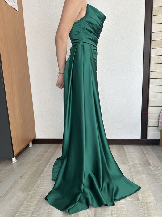 Зелена сатенена рокля