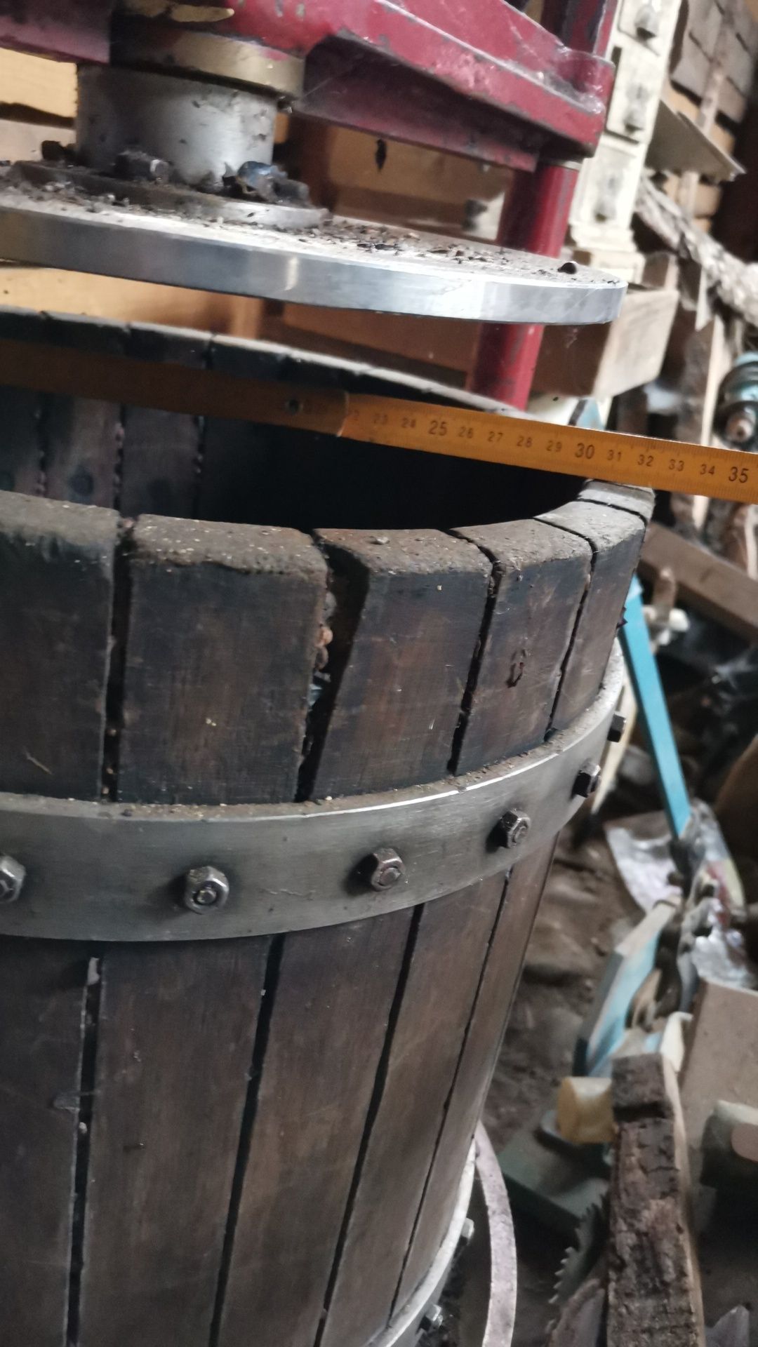 Vând sau schimb teasc cu moara cereale după tractor sau motopompa