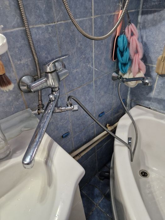 Baie : cada, chiuveta, WC, radiator etc
