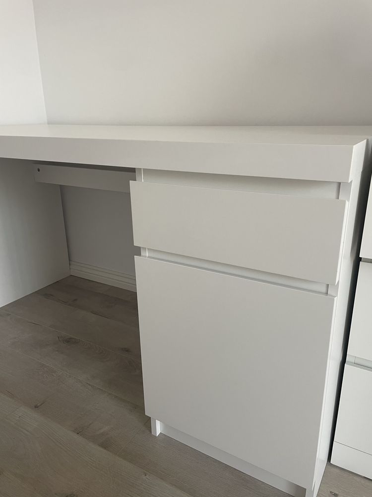 Birou Ikea alb in stare extrem de buna
