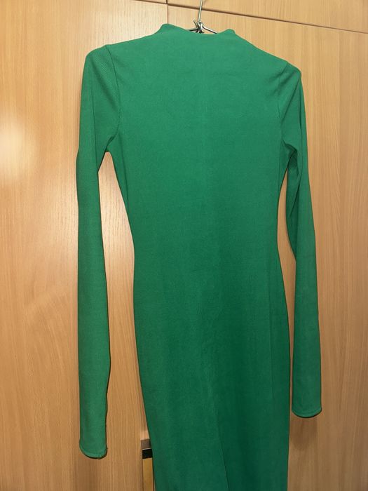 Платье с длинным разрезом по фигуре