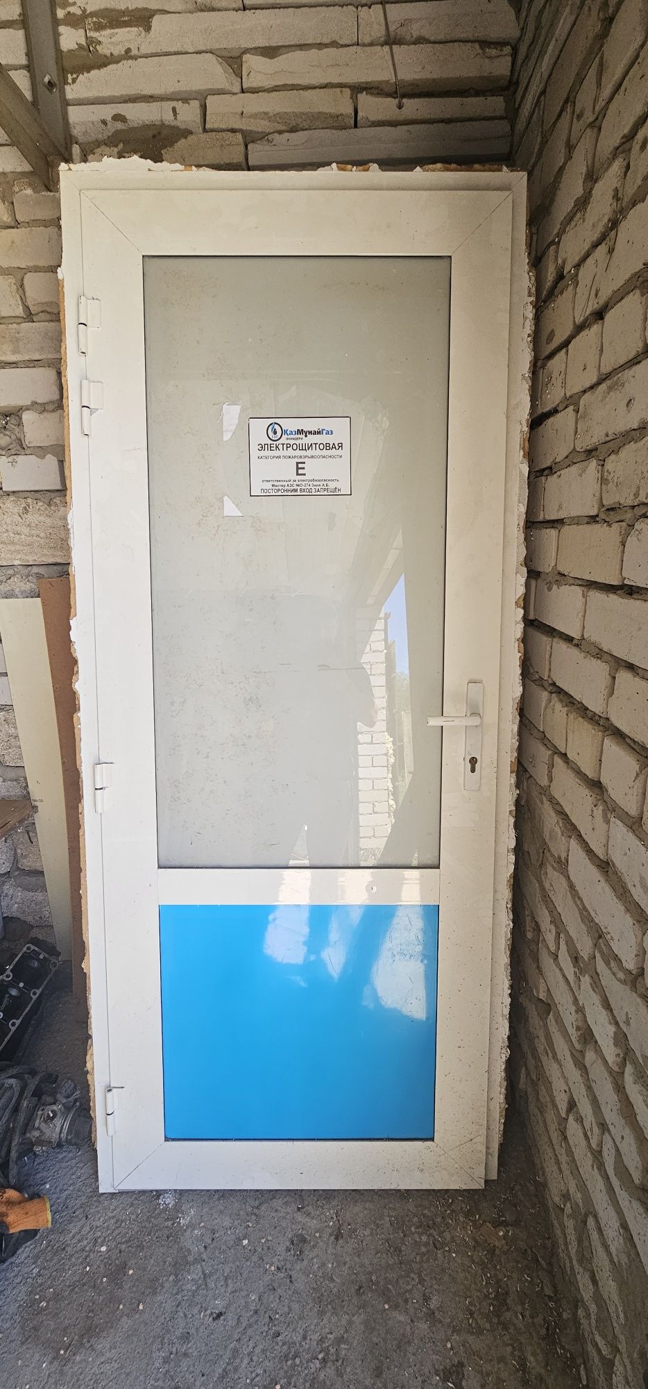 Продам алюминиевые двери с коробкой