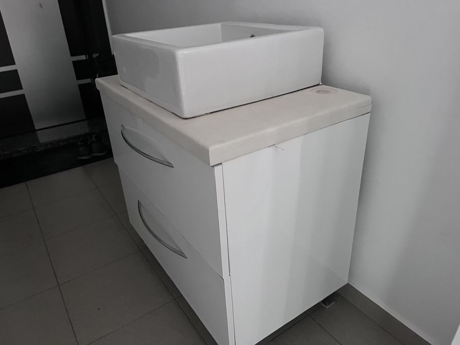 Шкаф за баня бял гланц с мивка