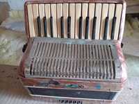 Vând acordeon vechi pentru copii