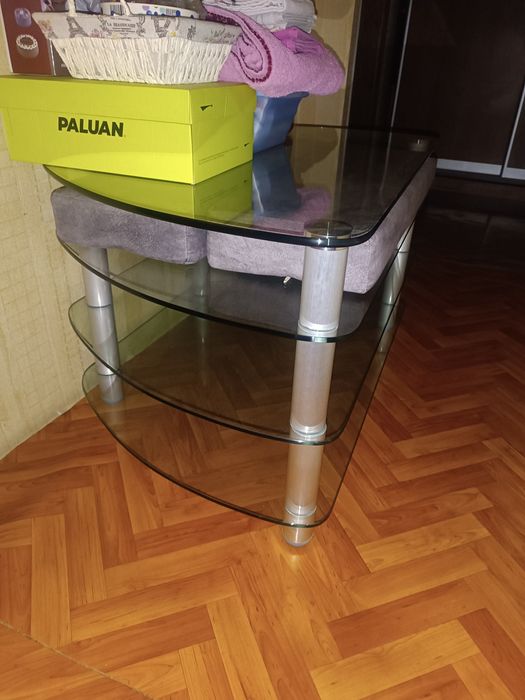 Продаю стол под телевизор