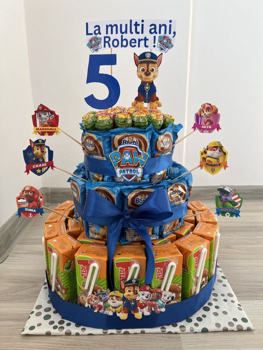 Tort din dulciuri ambalate