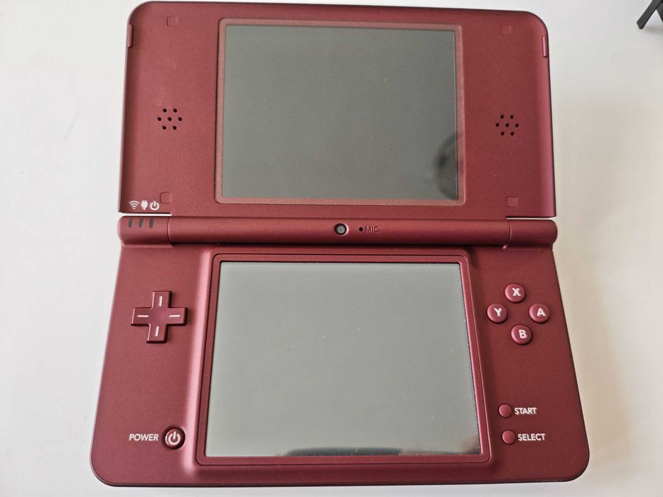 Продавам Nintendo DSi XL - качени много игри