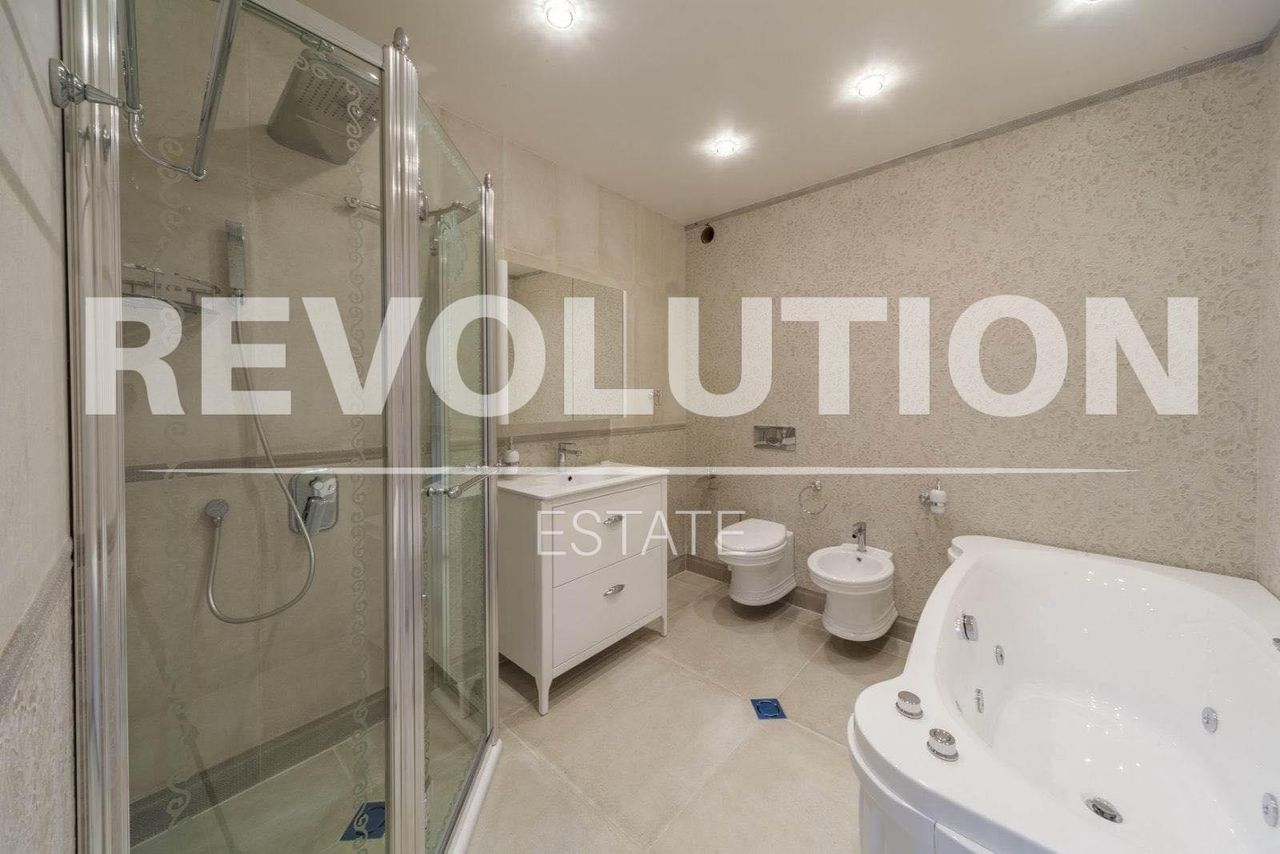 Дава се под наем Четиристаен апартамент в Варна, Център - 150 кв.м за 2400 € - Снимка #11
