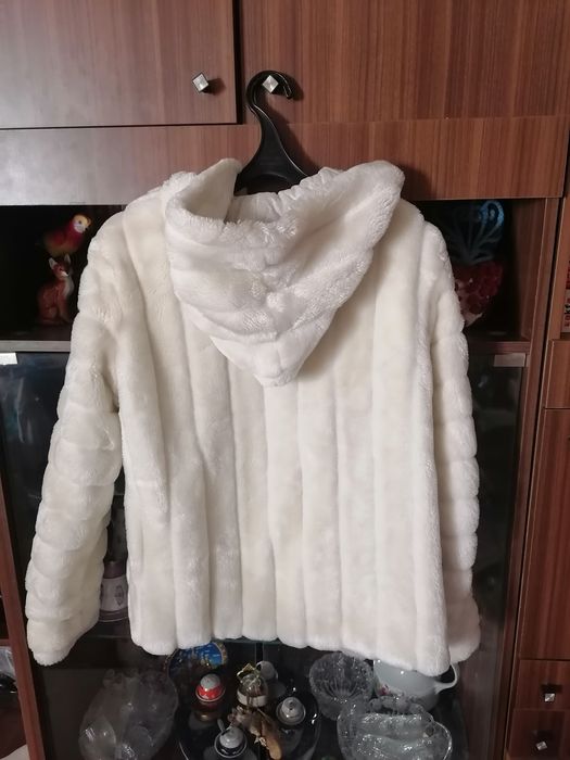 Шуба белая. Хорошего качества