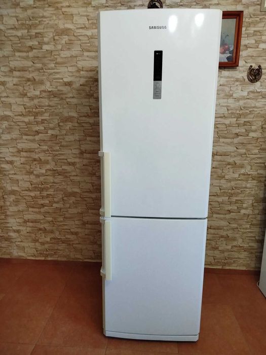 Продам Холодильник Samsung белоснежный чистый отлично работает на ура