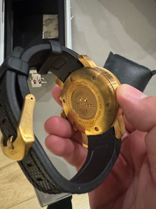 Часовник TW STEEL