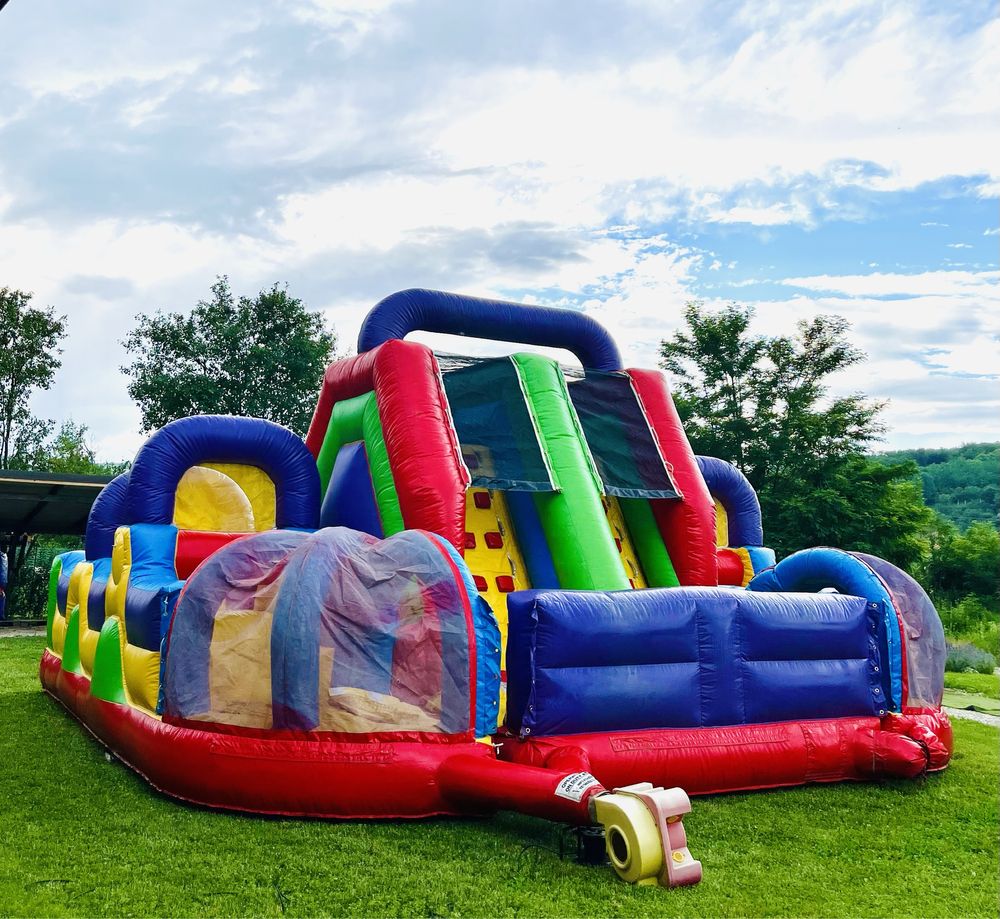 Topogan gonflabil cu obstacole