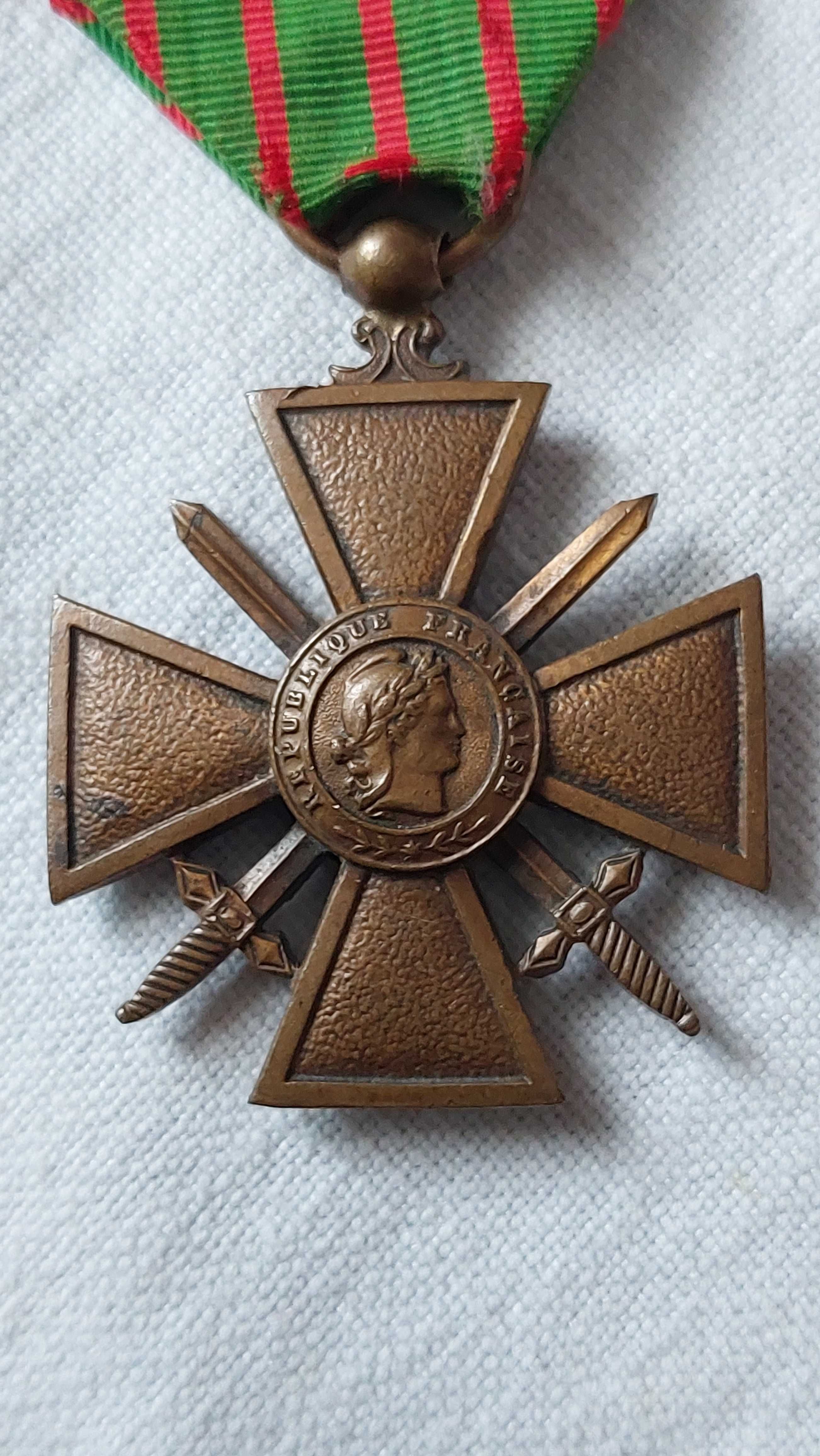 5 medalii si decorații militare.