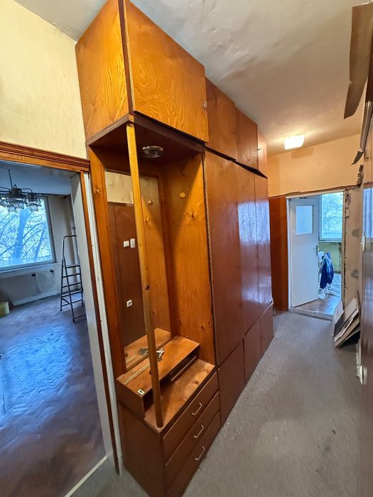 Двукрилен гардероб с надстройка