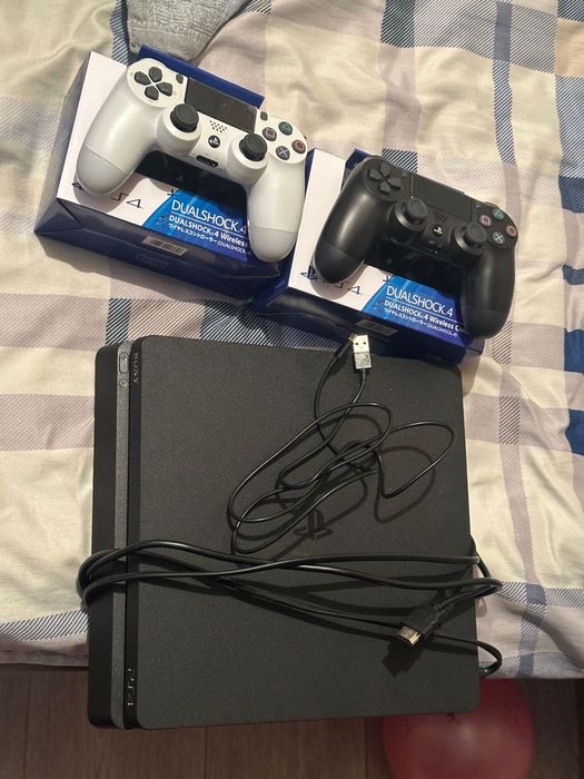 PS4 slim+много игр+2джойстика новых