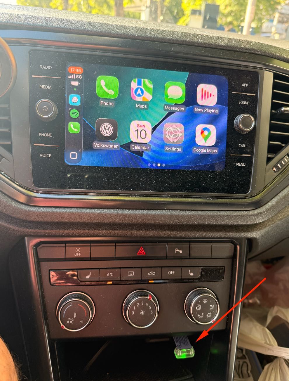 Безжичен адаптер за Android Auto и Apple CarPlay
