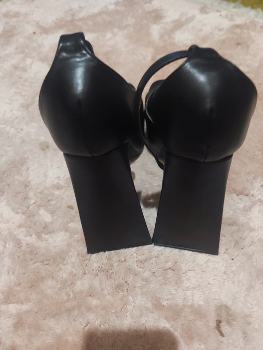 Обувки с дебел ток