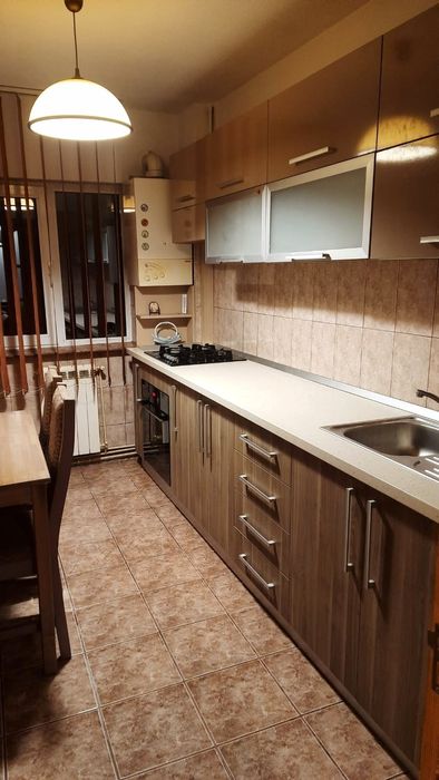 Închiriez apartament 3 camere
