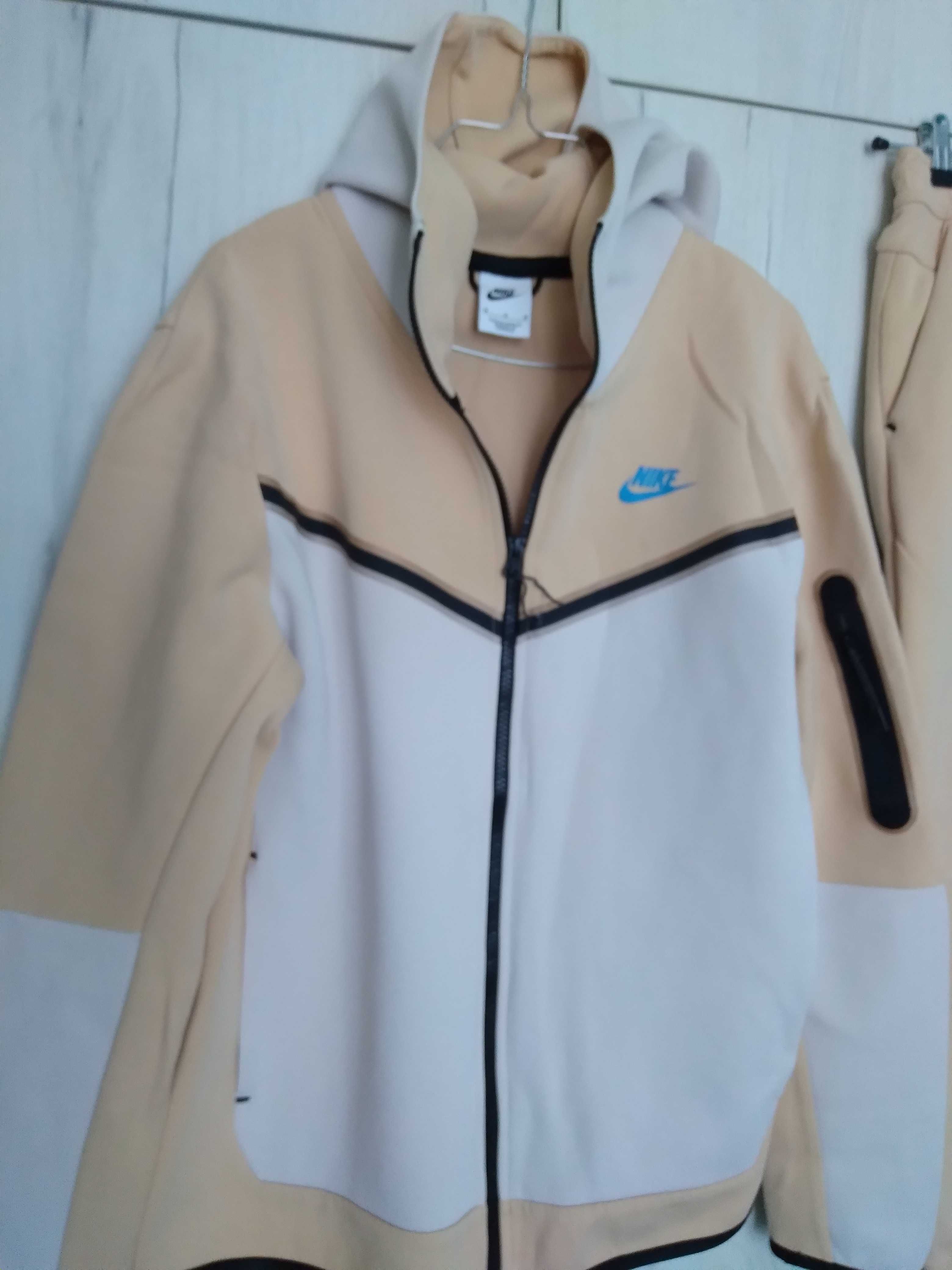 Оригинален анцунг Nike размер s цена 120лв.