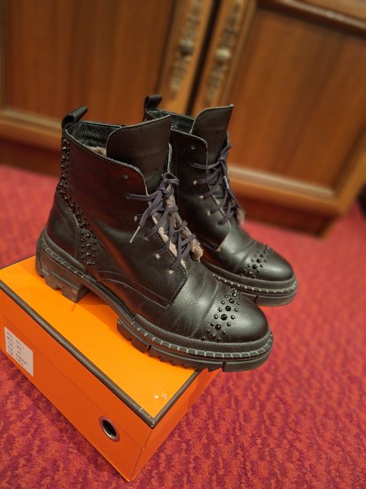 Продаеться женская обувь