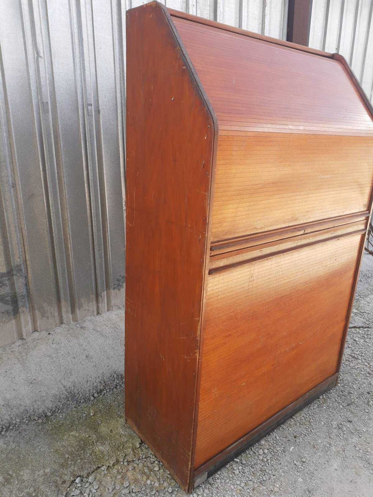 Старинен голям шкаф скрин с ролетна дървена врата.