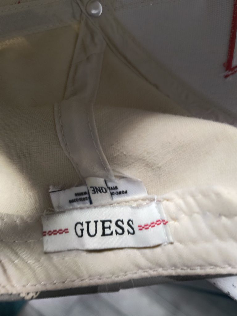 Мъжка шапка с козирка Guess оригиналена
