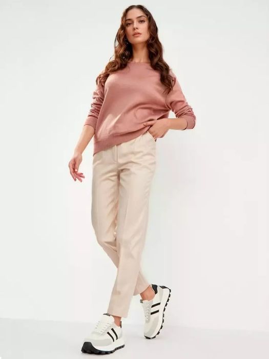 Ayollar uchun zamonaviy sport krossovkasi