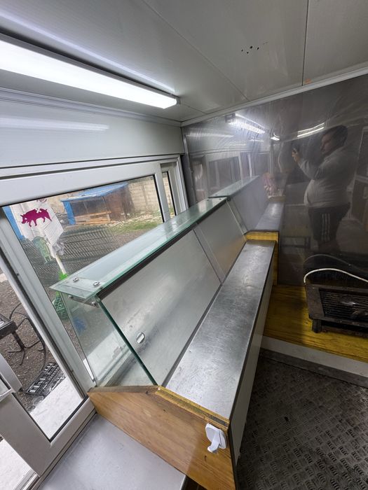 Продавам каравана за бързо хранене