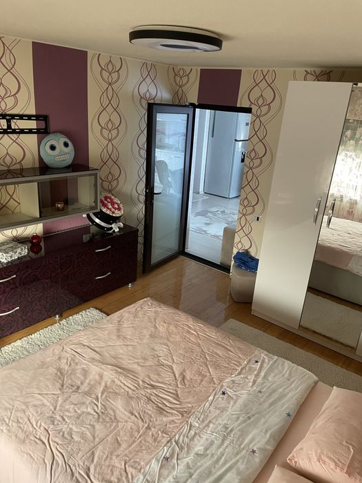 Vind apartament 2 dormitoare + livin open . Urgent