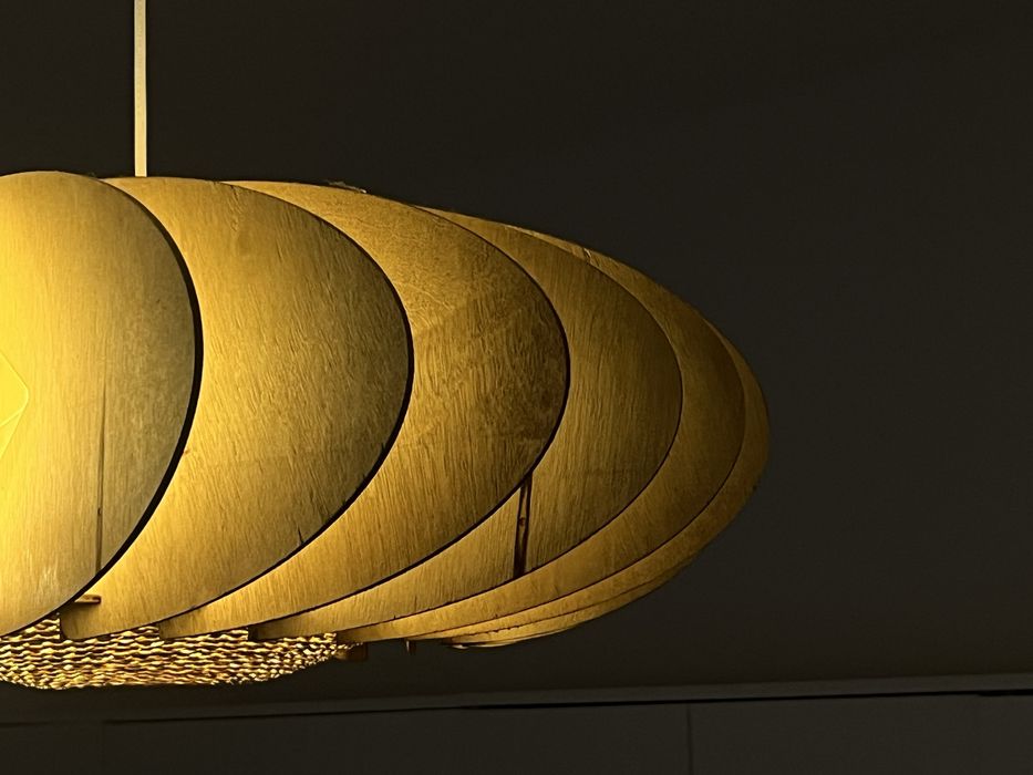 Lustra ambientala din lemn