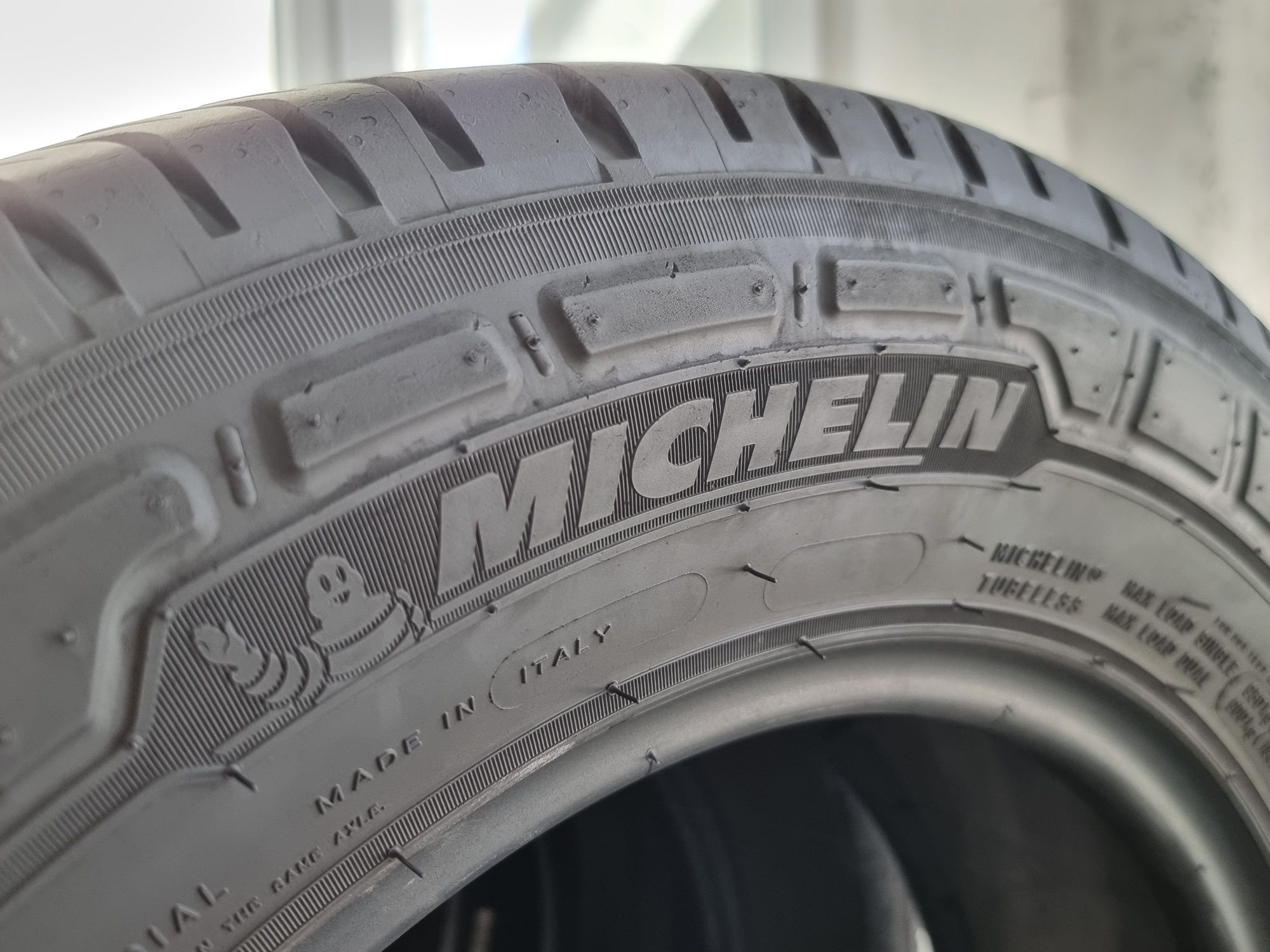 "Dot 22" 215/65/16 C Michelin 4Броя: 420лв 8мм