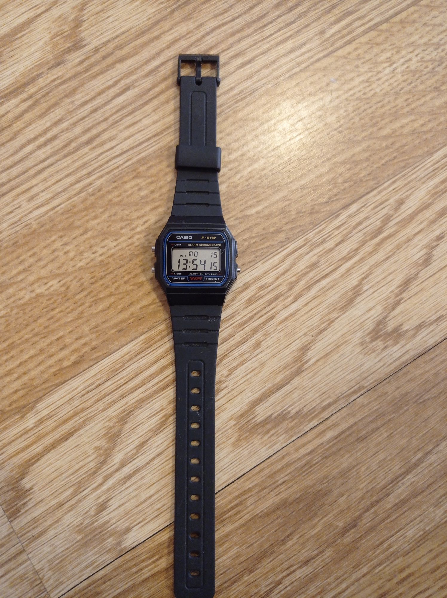 Ceas Casio F-91W digital și ceas mecanic timex