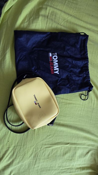 Чанта  жълто Tommy hilfiger с противопрахова торба