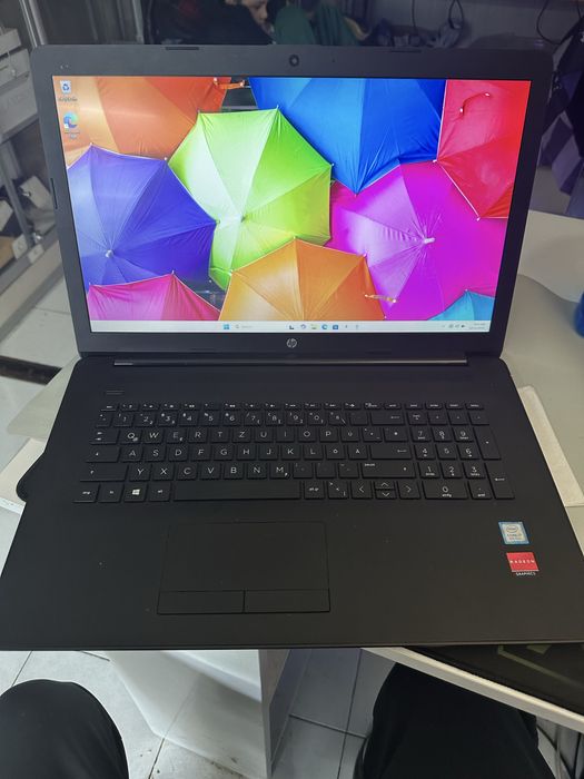 Laptop HP 17”, i7-8565U, 8GB RAM, 256GB SSD, stare excelentă