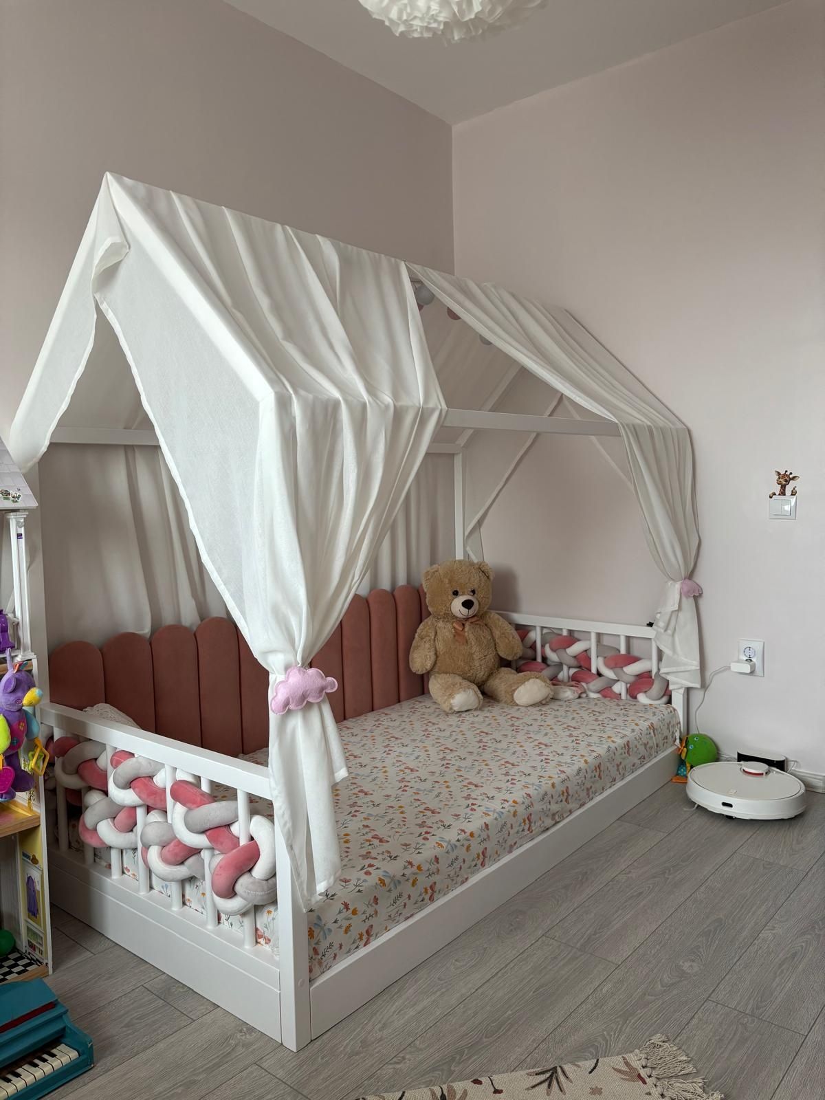 Pat casuta Montessori, pat tapitat, mobilier copii, lemn masiv
