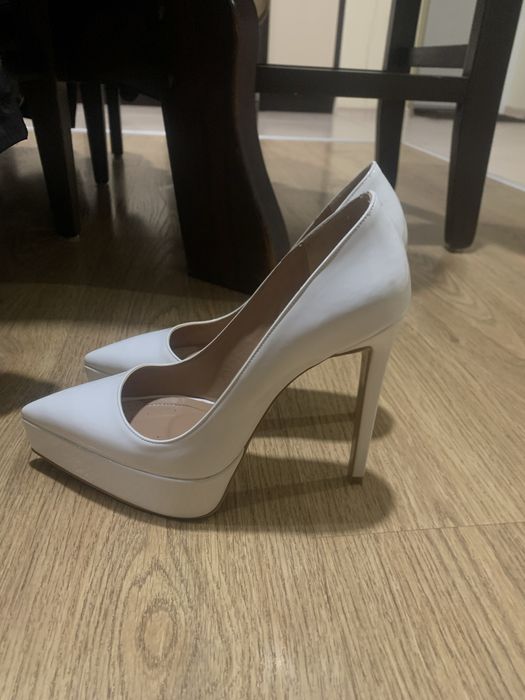 Бели лачени токчета