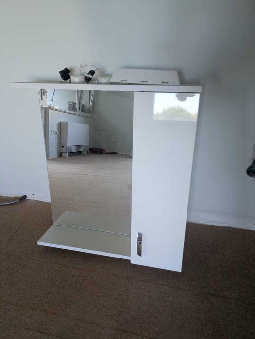 Стенен шкаф за баня с огледало и осветление