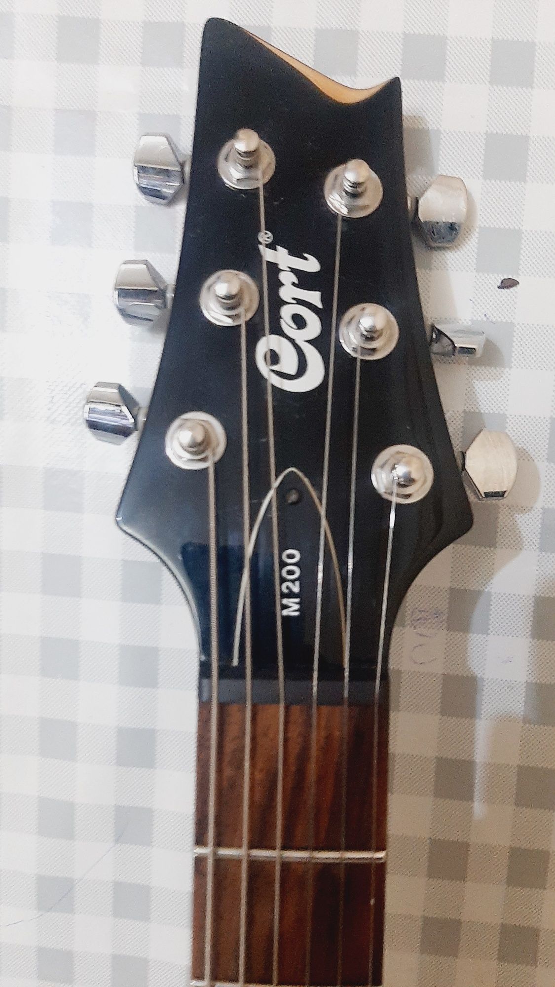 Guitar cort m200