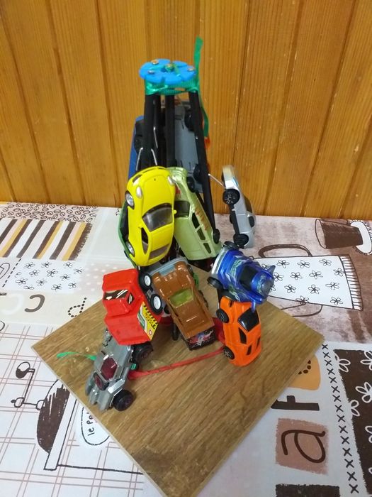 Pom de craciun din masinute